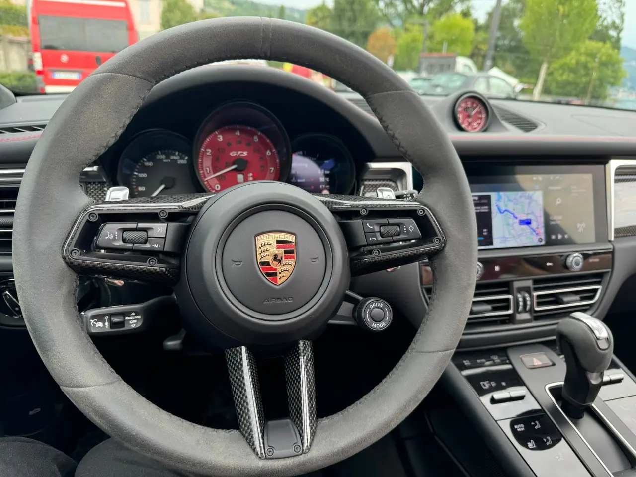 Porsche Macan GTS 2024, intérieur — Nice Super Car Rental, Nice. Le Porsche Macan GTS 2024 réunit la stabilité d'un SUV et la nervosité d'une sportive :…