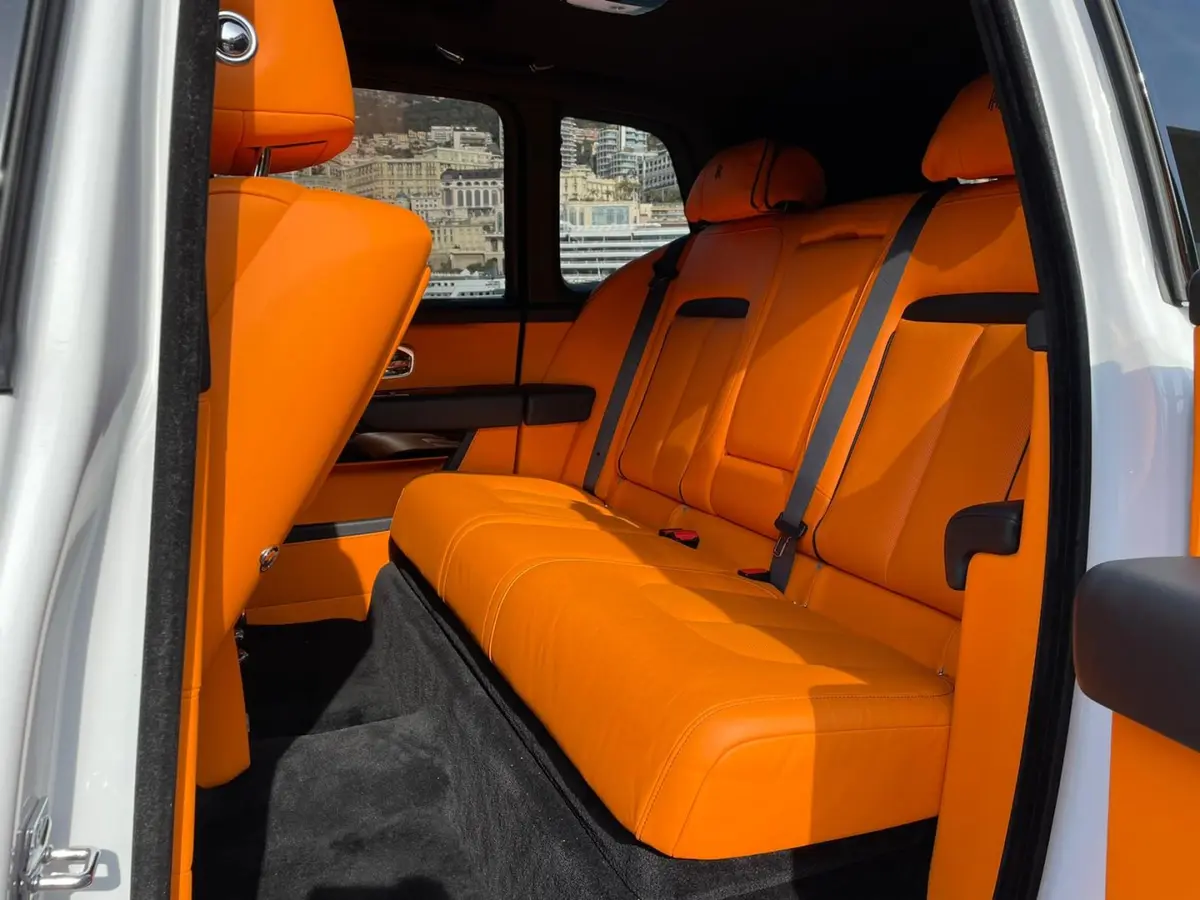 Rolls-Royce Cullinan 2022, vue avant — Nice Super Car Rental, Nice. Le Rolls-Royce Cullinan de 2022 réunit dans un même véhicule la stature d'un SUV et le…