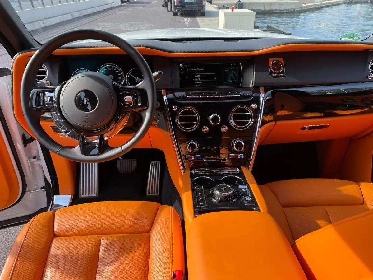 Rolls-Royce Cullinan 2022, vue arrière — Nice Super Car Rental, Nice. Le Rolls-Royce Cullinan de 2022 réunit dans un même véhicule la stature d'un SUV et le…