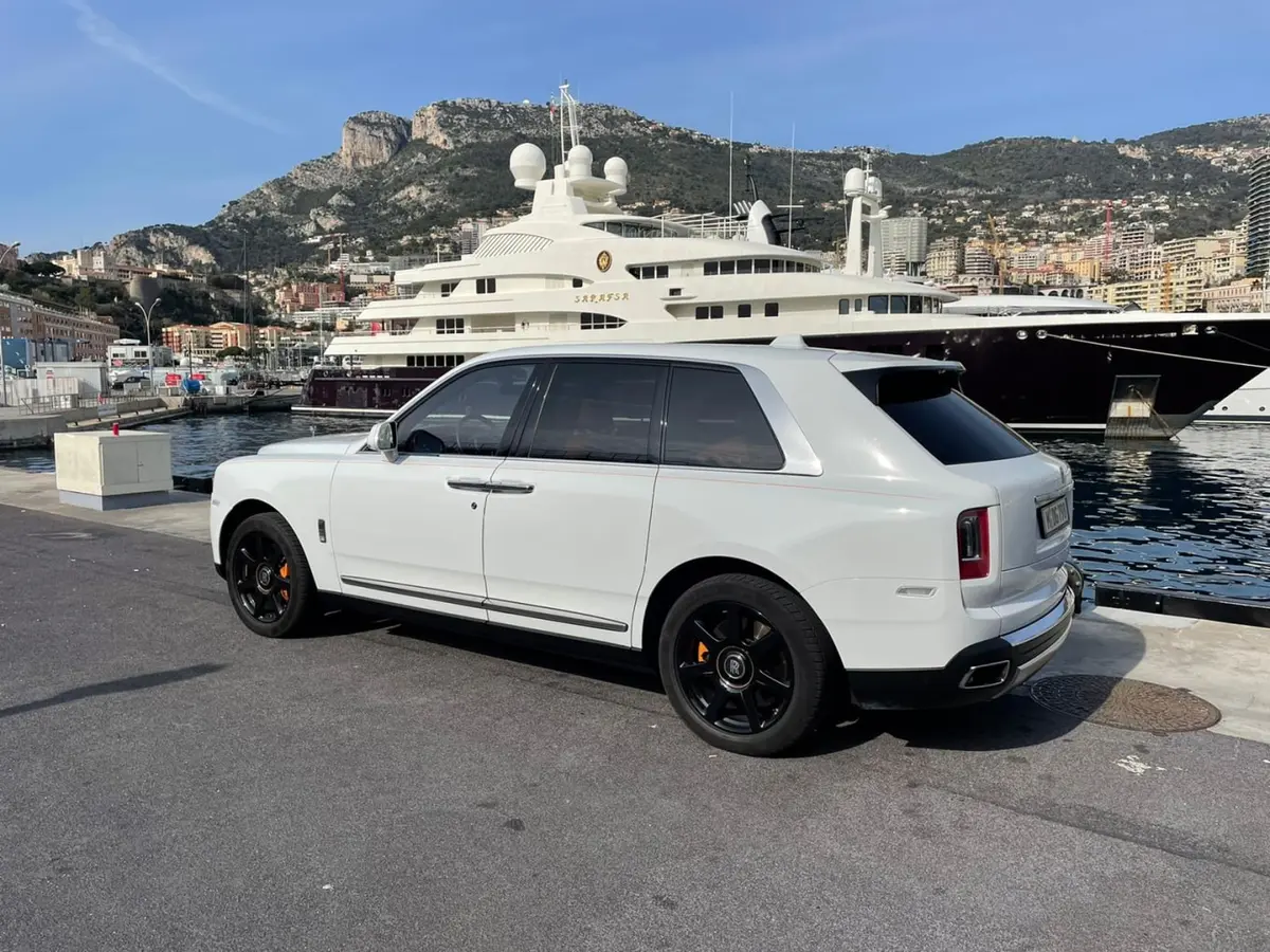 Rolls-Royce Cullinan 2022, extérieur — Nice Super Car Rental, Nice. Le Rolls-Royce Cullinan de 2022 réunit dans un même véhicule la stature d'un SUV et le…