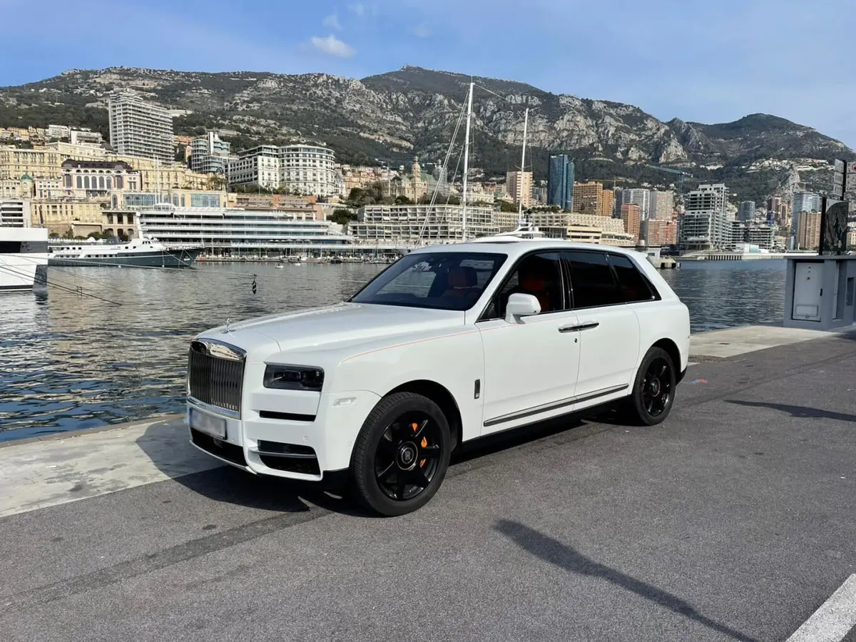 Rolls-Royce Cullinan 2022 — Nice Super Car Rental, Nice. Le Rolls-Royce Cullinan de 2022 réunit dans un même véhicule la stature d'un SUV et le…