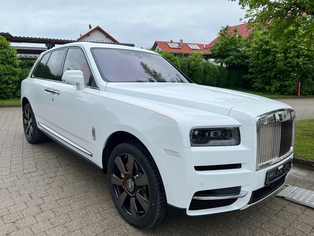 Rolls-Royce Cullinan 2022, intérieur — Nice Super Car Rental, Nice. Le Rolls-Royce Cullinan de 2022 réunit dans un même véhicule la stature d'un SUV et le…