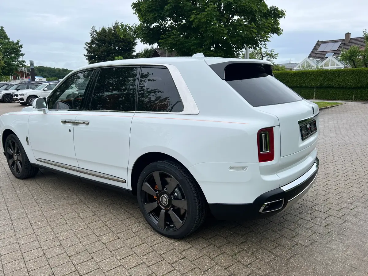 Rolls-Royce Cullinan 2022, profil latéral — Nice Super Car Rental, Nice. Le Rolls-Royce Cullinan de 2022 réunit dans un même véhicule la stature d'un SUV et le…