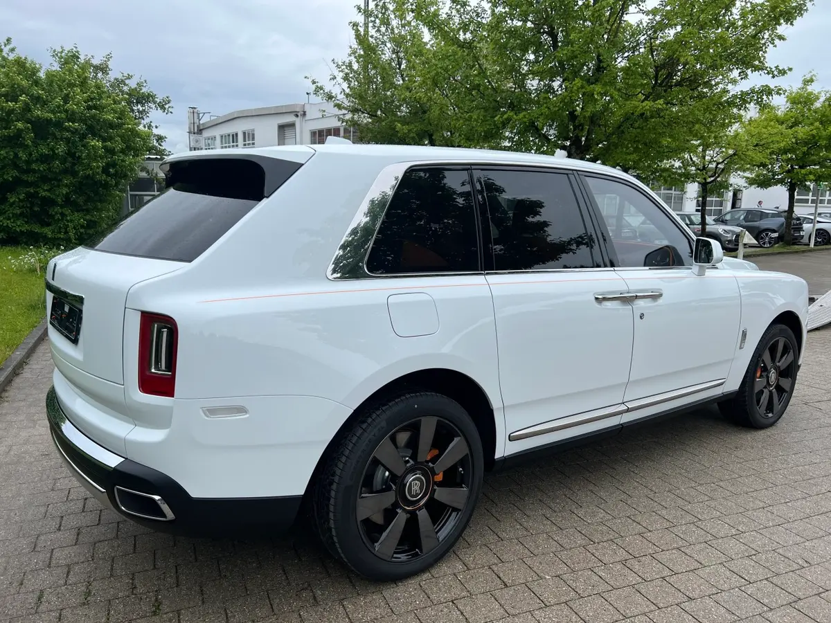 Rolls-Royce Cullinan 2022, extérieur — Nice Super Car Rental, Nice. Le Rolls-Royce Cullinan de 2022 réunit dans un même véhicule la stature d'un SUV et le…