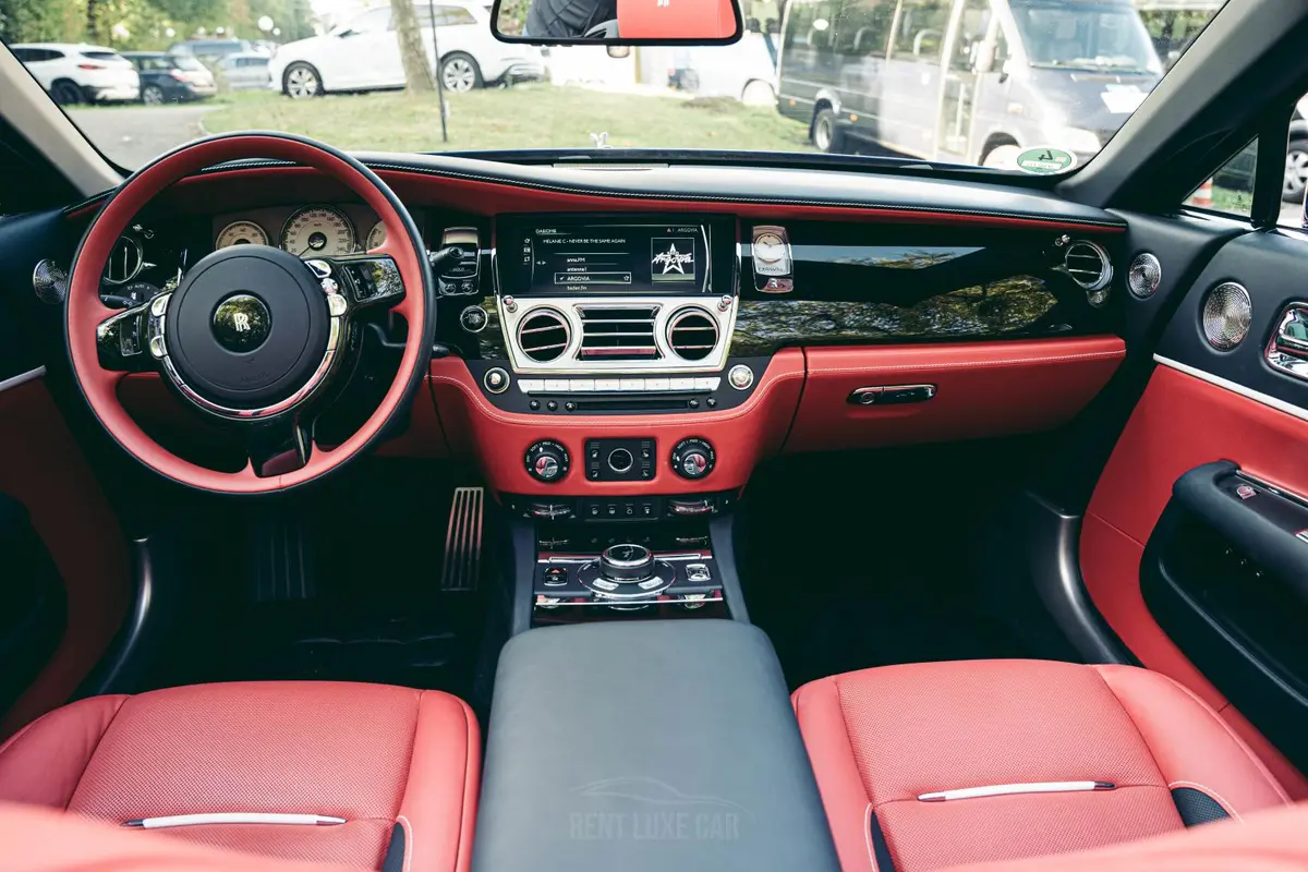 Rolls-Royce Dawn 2022, внешний вид — Nice Super Car Rental, Ницца. Rolls-Royce Dawn 2022 года — открытый четырёхместный автомобиль класса «люкс» с…