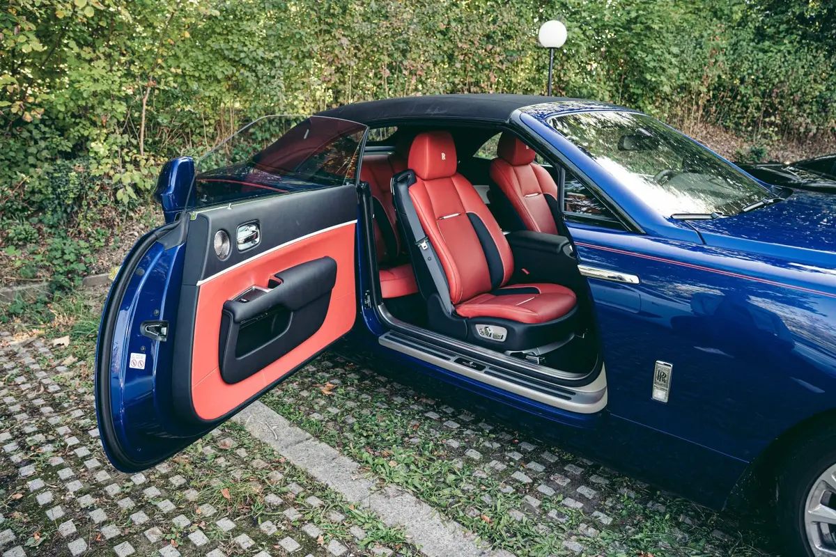 Rolls-Royce Dawn 2022, вид спереди — Nice Super Car Rental, Ницца. Rolls-Royce Dawn 2022 года — открытый четырёхместный автомобиль класса «люкс» с…
