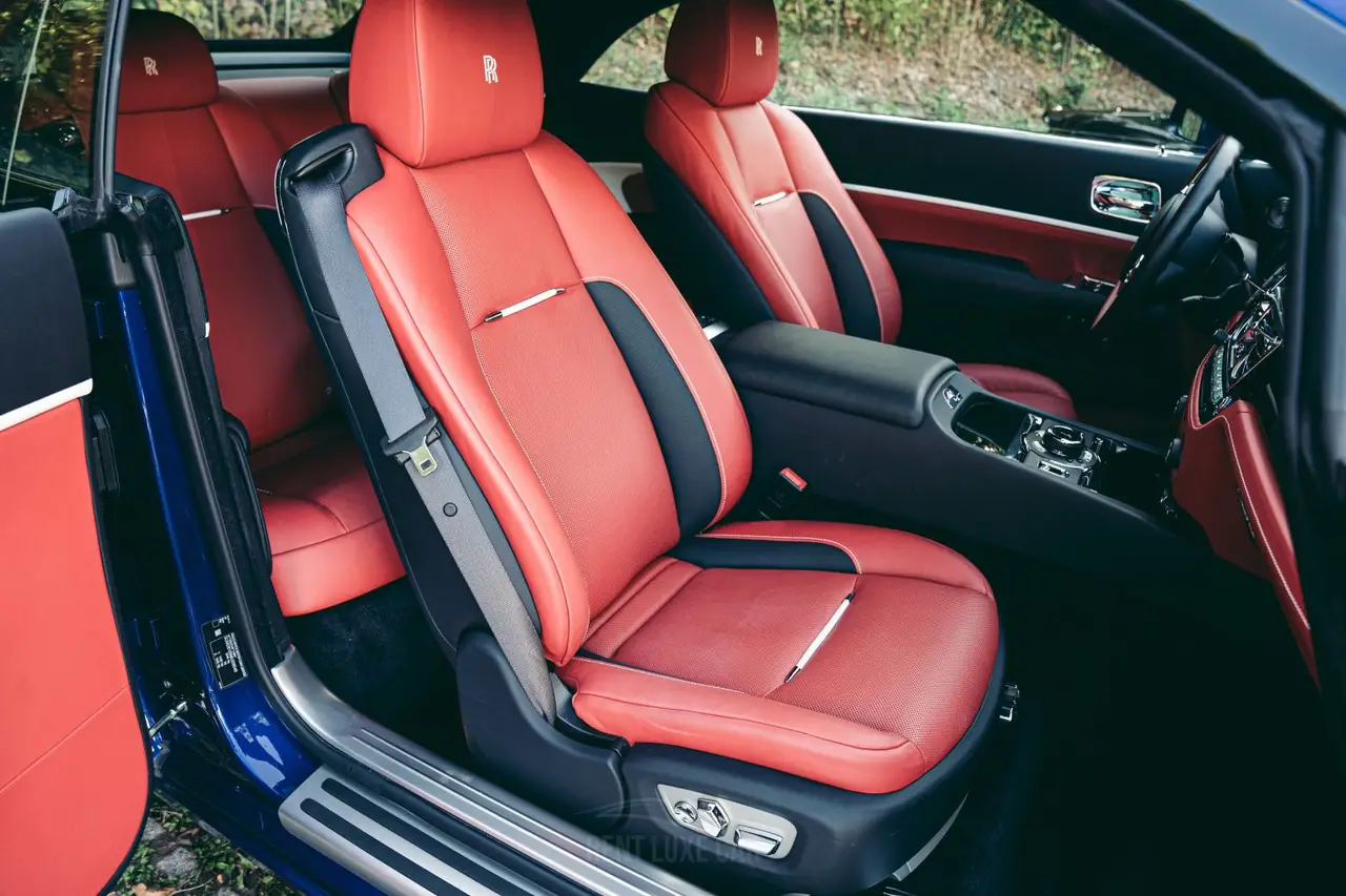Rolls-Royce Dawn 2022, вид сзади — Nice Super Car Rental, Ницца. Rolls-Royce Dawn 2022 года — открытый четырёхместный автомобиль класса «люкс» с…