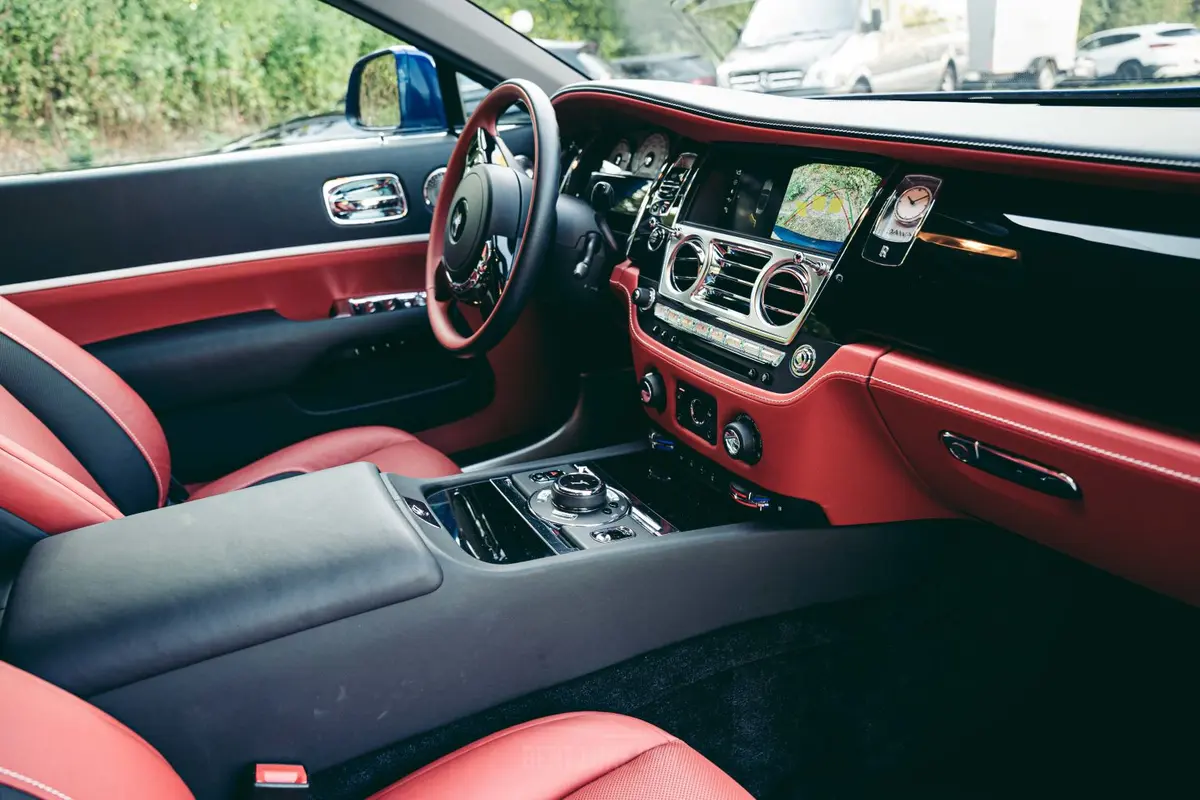 Rolls-Royce Dawn 2022, салон — Nice Super Car Rental, Ницца. Rolls-Royce Dawn 2022 года — открытый четырёхместный автомобиль класса «люкс» с…