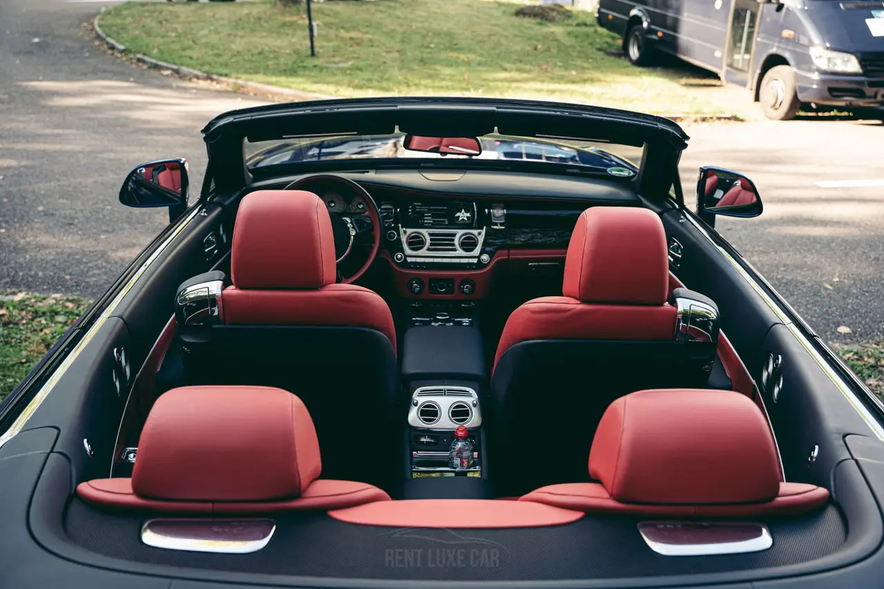 Rolls-Royce Dawn 2022, приборная панель — Nice Super Car Rental, Ницца. Rolls-Royce Dawn 2022 года — открытый четырёхместный автомобиль класса «люкс» с…