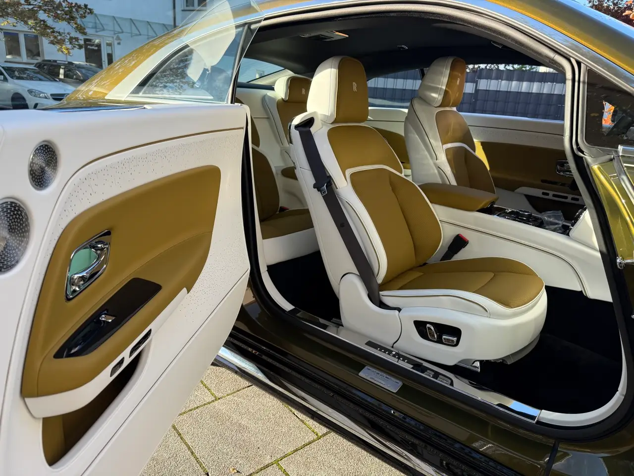 Rolls-Royce Spectre 2024, exterior — Nice Super Car Rental, Niza. Silencio eléctrico por la Grande Corniche al atardecer