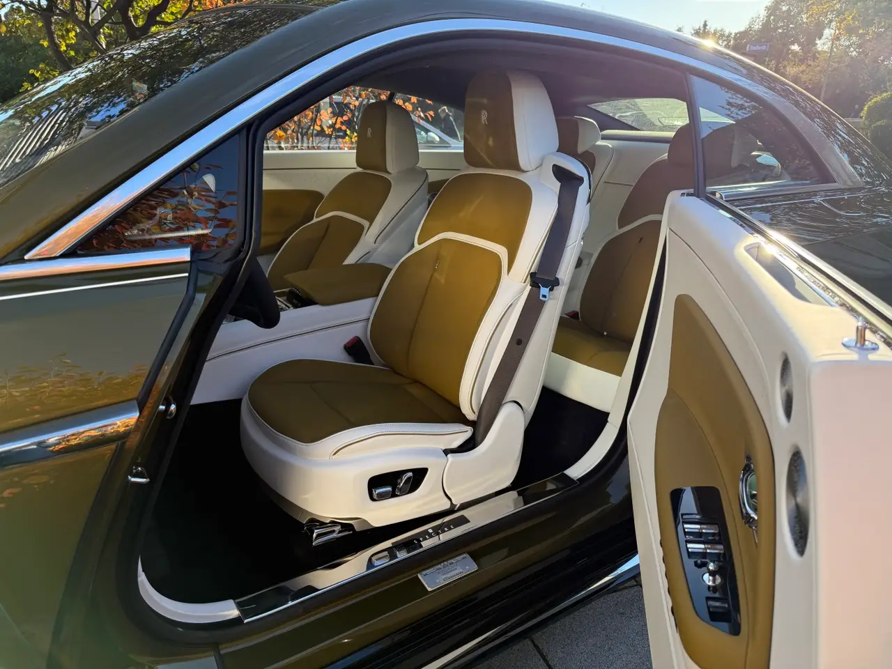 Rolls-Royce Spectre 2024, vista trasera — Nice Super Car Rental, Niza. Silencio eléctrico por la Grande Corniche al atardecer