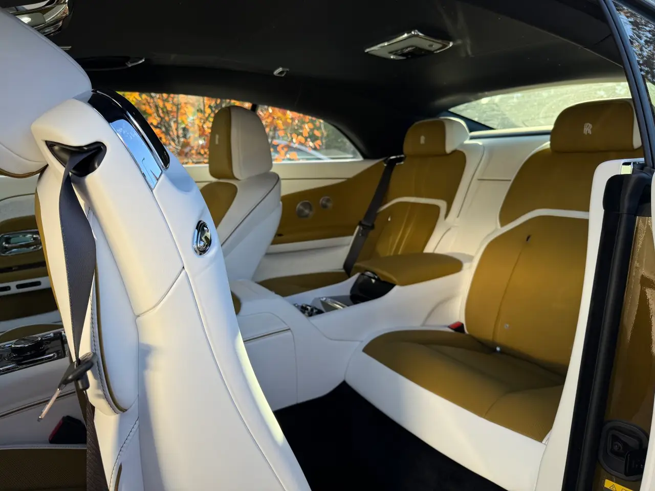 Rolls-Royce Spectre 2024, interior — Nice Super Car Rental, Niza. Silencio eléctrico por la Grande Corniche al atardecer