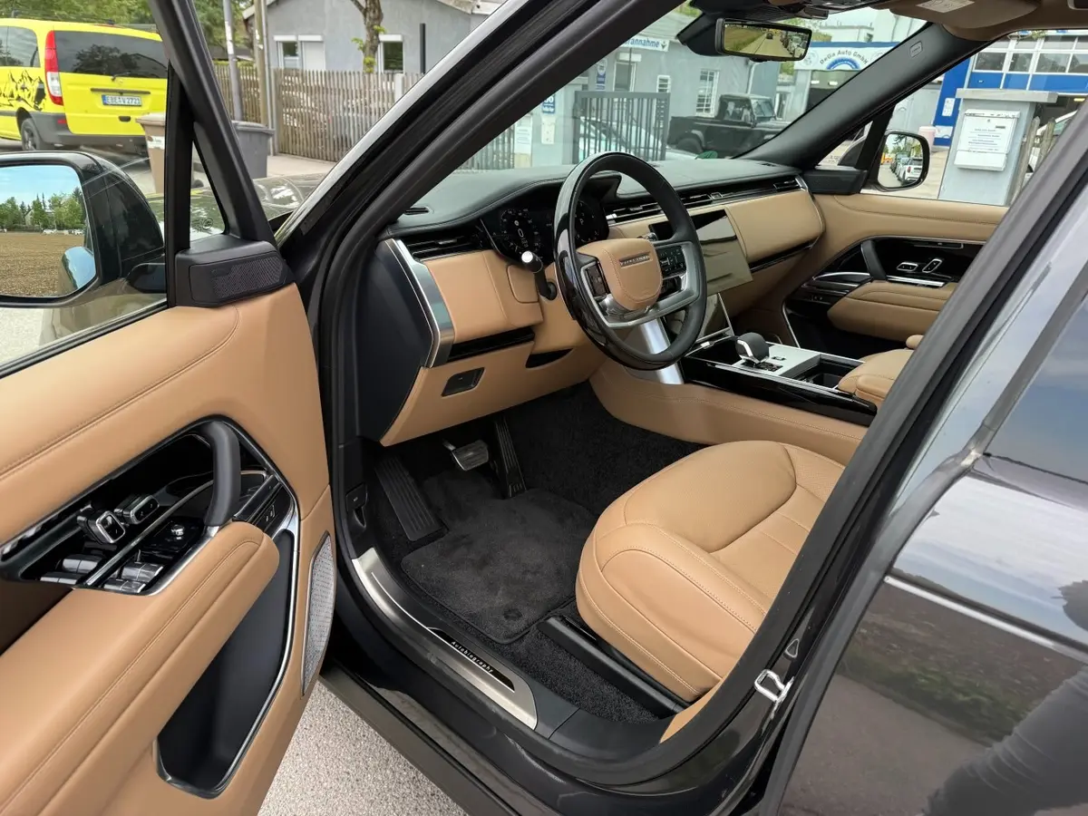 Rover Range Rover Autobiography D350 7s 2025, вид спереди — Nice Super Car Rental, Ницца. Range Rover Autobiography D350 7s 2025 года — вариант для тех, кому нужен не спорткар, а…
