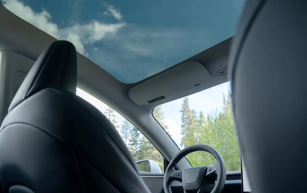 Tesla Model 3 Performance 2026, interior — Nice Super Car Rental, Niza. El Tesla Model 3 Performance 2026 combina una potencia de 510 CV con una respuesta…
