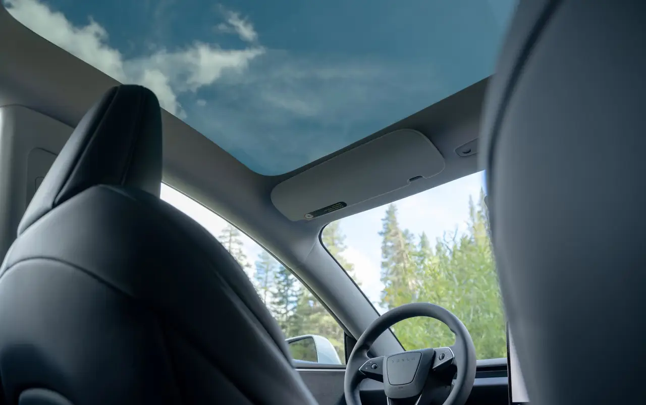 Tesla Model 3 Performance 2026, interior — Nice Super Car Rental, Niza. El Tesla Model 3 Performance 2026 combina una potencia de 510 CV con una respuesta…