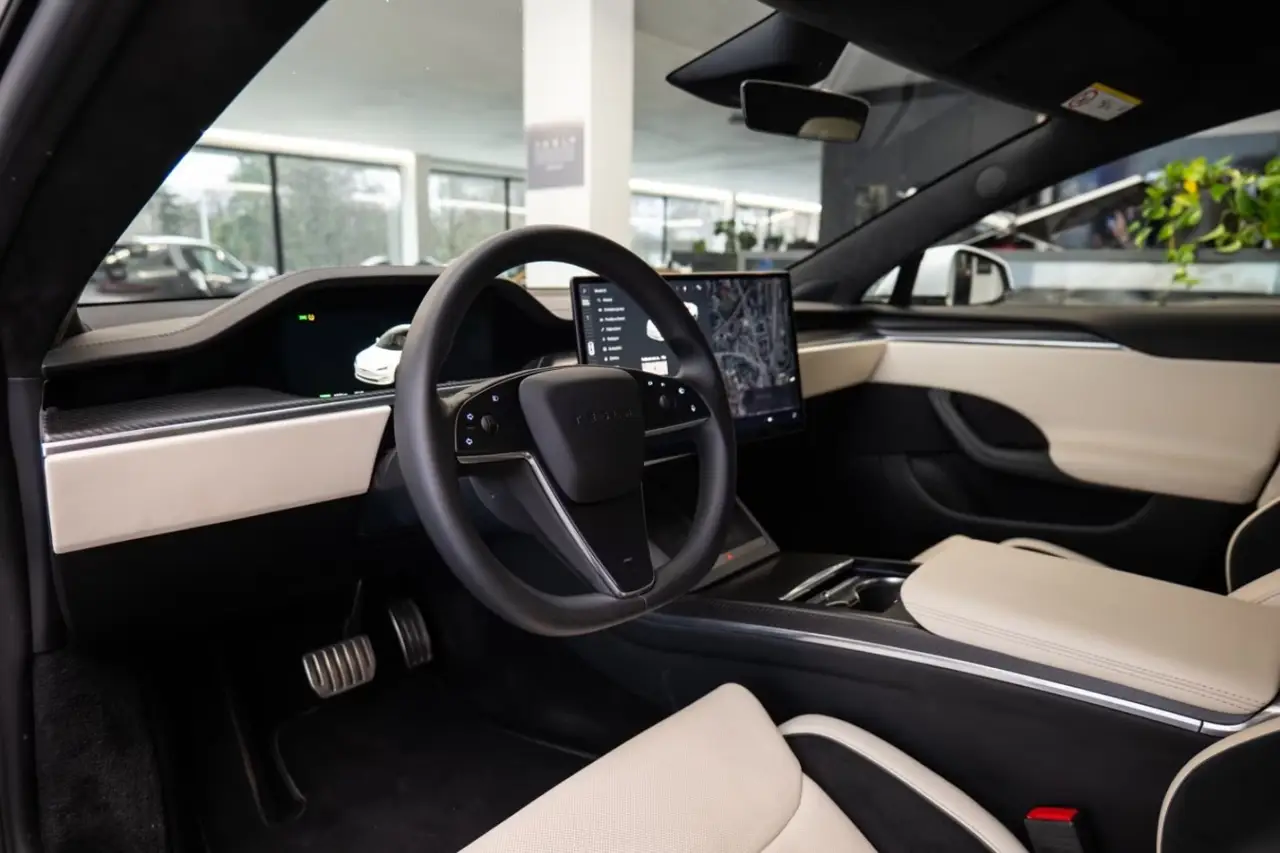 Tesla Model S Plaid 2025, vue avant — Nice Super Car Rental, Nice. La Tesla Model S Plaid impose une autre définition de la puissance : 1020 chevaux…