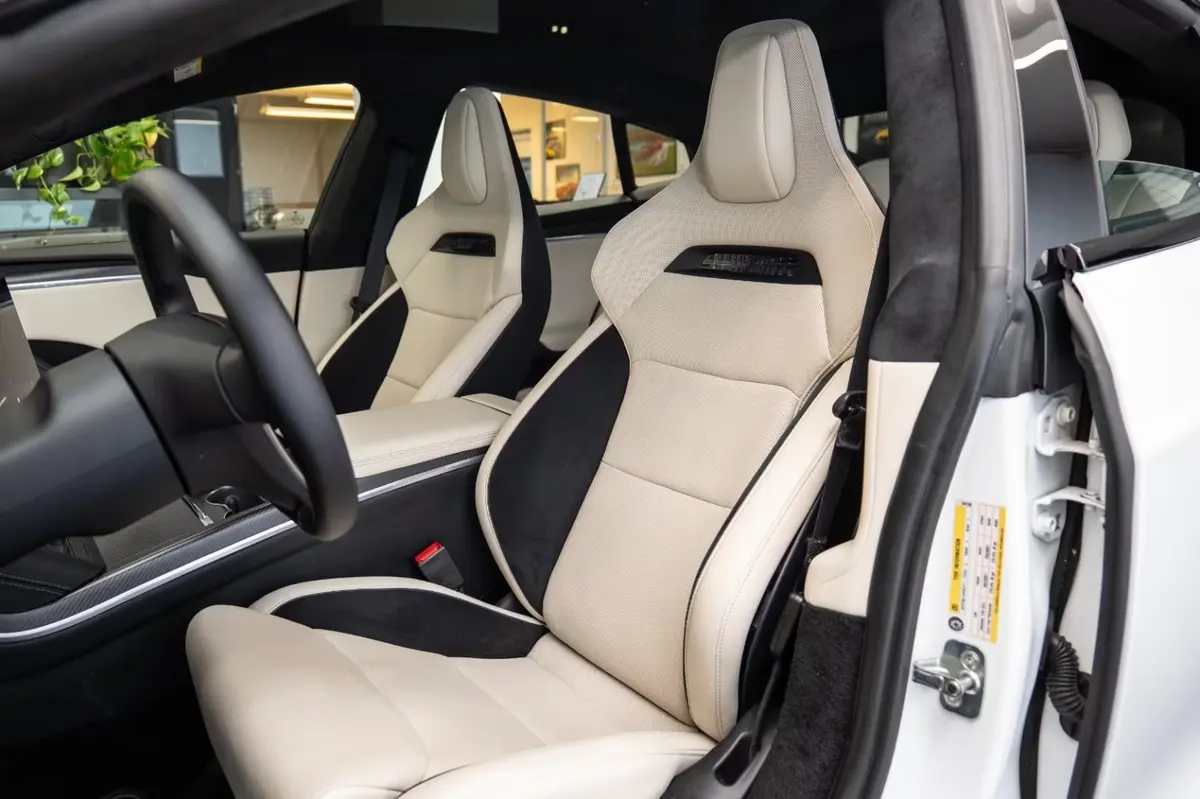 Tesla Model S Plaid 2025, vue arrière — Nice Super Car Rental, Nice. La Tesla Model S Plaid impose une autre définition de la puissance : 1020 chevaux…