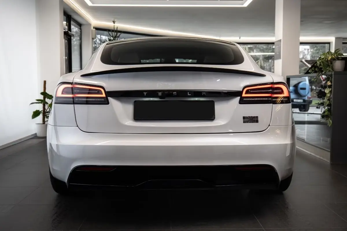 Tesla Model S Plaid 2025, intérieur — Nice Super Car Rental, Nice. La Tesla Model S Plaid impose une autre définition de la puissance : 1020 chevaux…