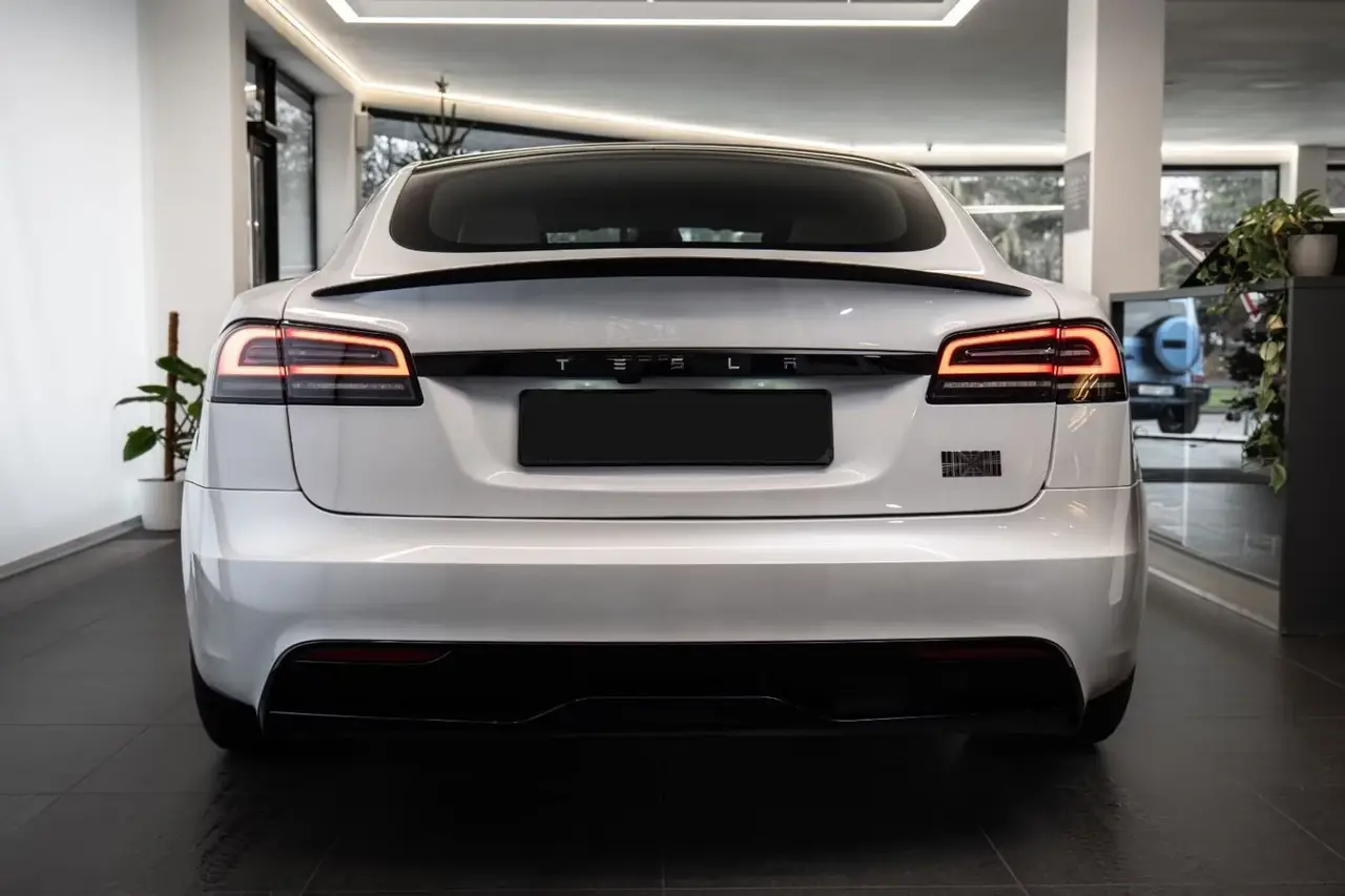 Tesla Model S Plaid 2025, intérieur — Nice Super Car Rental, Nice. La Tesla Model S Plaid impose une autre définition de la puissance : 1020 chevaux…