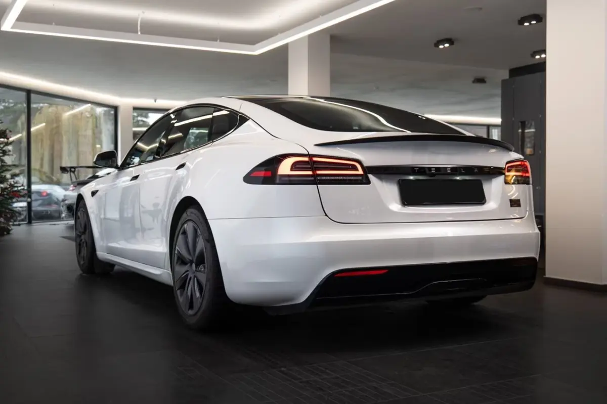 Tesla Model S Plaid 2025, tableau de bord — Nice Super Car Rental, Nice. La Tesla Model S Plaid impose une autre définition de la puissance : 1020 chevaux…