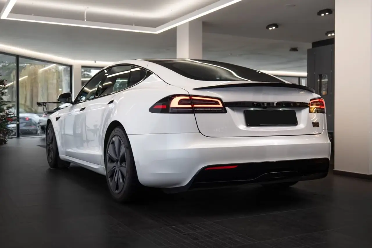 Tesla Model S Plaid 2025, tableau de bord — Nice Super Car Rental, Nice. La Tesla Model S Plaid impose une autre définition de la puissance : 1020 chevaux…