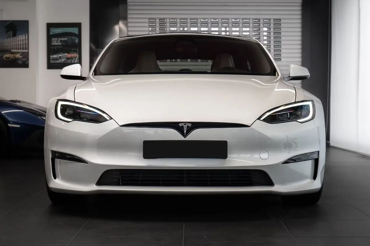 Tesla Model S Plaid 2025, profil latéral — Nice Super Car Rental, Nice. La Tesla Model S Plaid impose une autre définition de la puissance : 1020 chevaux…