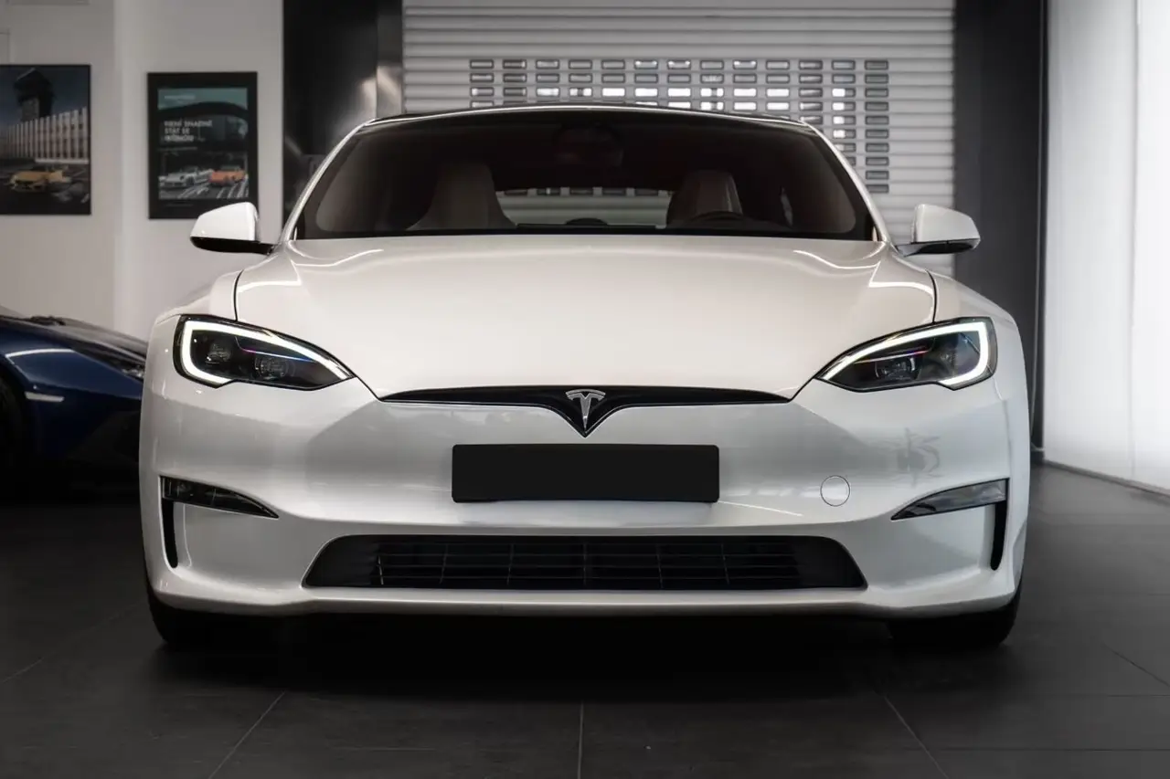 Tesla Model S Plaid 2025, profil latéral — Nice Super Car Rental, Nice. La Tesla Model S Plaid impose une autre définition de la puissance : 1020 chevaux…